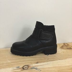 L.l. Bean black leather wool lined chunky boots 5